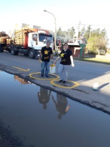 Recreo: El Grupo Estrellas Amarillas pinto baches en la Ruta.