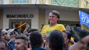 Brasil | El candidato Jair Bolsonaro, apuñalado durante un acto de campaña, fue operado y está estable