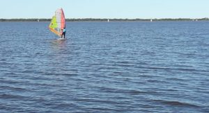 De Paraná visitaron el balneario de Laguna Paiva para realizar windsurf