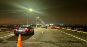 Esta madrugada: Perdió el control del auto y choco contra la defensa del puente carretero