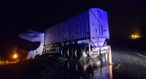 Iriondo: Un camión perdió el control debido a la calzada resbaladiza y obstruye la Ruta 11