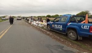 En Nelson un camión que transportaba resmas de papel volcó en la zona de Iriondo