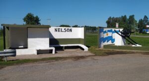 Las Malvinas Argentinas fueron pintadas por la Comuna de Nelson en la garita del cruce