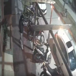 Las cámaras de seguridad captan cuando un hombre roba la moto de un local nocturno en Laguna Paiva