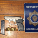 Aprehendieron a una mujer tras amenazas frente a un establecimiento escolar y le secuestraron un arma de fuego