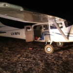 Un avión secuestrado, vehículos quemados y un gendarme herido en operativo en el sur de Santa Fe