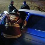 Bomberos zapadores rescataron a una mujer tras caer un auto a una zanja en barrio Nueva Esperanza en Santa Fe