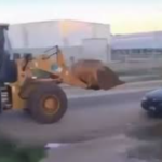 En Entre Ríos, un hombre fue detenido por chocar con una pala cargadora siete vehículos mientras conducía alcoholizado