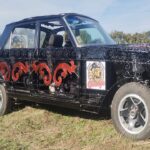Un herrero de Coronda transformó un antiguo automóvil modelo 1974 con rejas dobladas