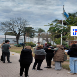 Izaron la bandera Argentina con la imagen de las islas Malvinas en un mástil del barrio FONAVI Laguna Paiva