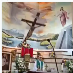 Un sacerdote murió aplastado por una cruz mientras celebraba una misa