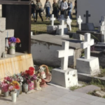 Misterio en el cementerio de Santa Fe: encontraron abierta la tumba de un bebé e investigan qué pasó con sus restos