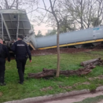 Un tren descarrilo en Santa Fe y hay vagones volcados con complicaciones en el tránsito